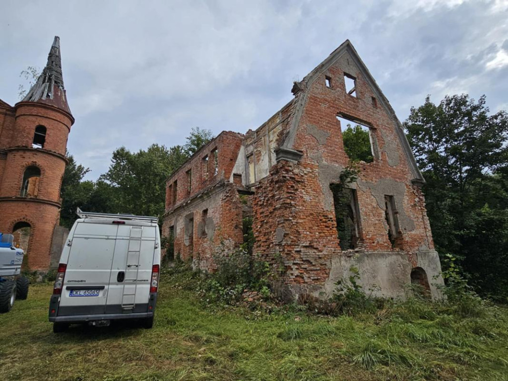 Ruszyły prace przy ruinach pałacu w Juchowie.