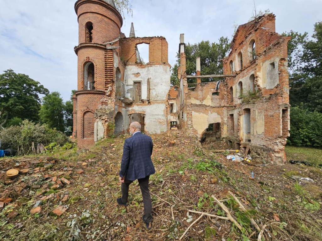 Ruszyły prace przy ruinach pałacu w Juchowie.