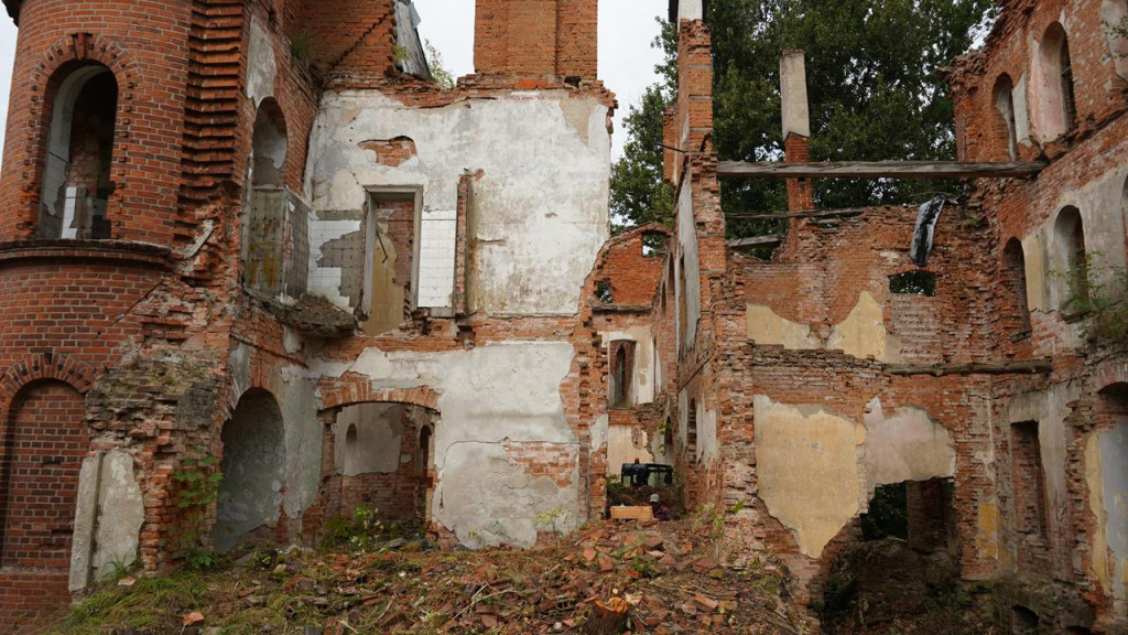 Ruszyły prace przy ruinach pałacu w Juchowie.