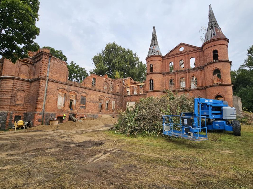 Ruszyły prace przy ruinach pałacu w Juchowie.
