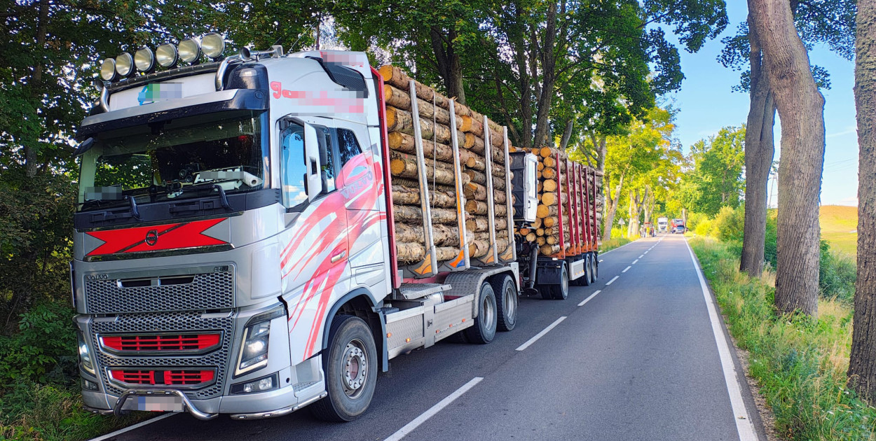 Drewno spadło z ciężarówki na DW171. Uszkodzony Volkswagen i traktor