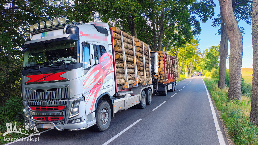 Drewno spadło z ciężarówki na DW171. Uszkodzony Volkswagen i traktor