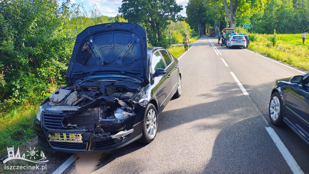 Drewno spadło z ciężarówki na DW171. Uszkodzony Volkswagen i traktor