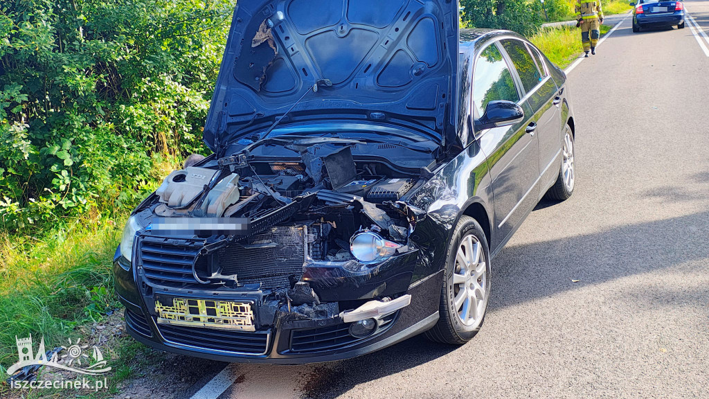 Drewno spadło z ciężarówki na DW171. Uszkodzony Volkswagen i traktor