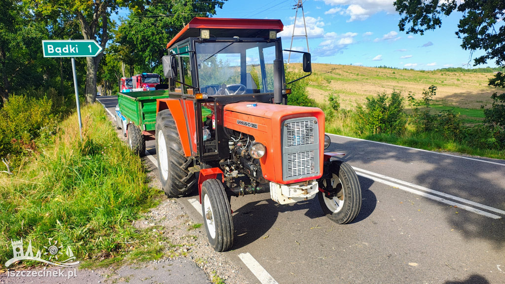 Drewno spadło z ciężarówki na DW171. Uszkodzony Volkswagen i traktor