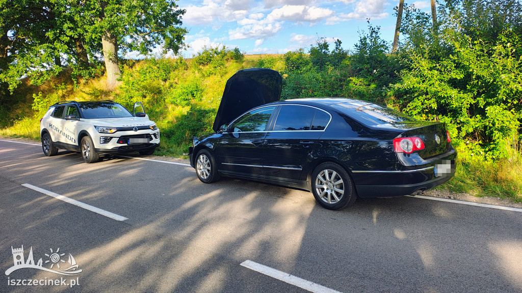 Drewno spadło z ciężarówki na DW171. Uszkodzony Volkswagen i traktor