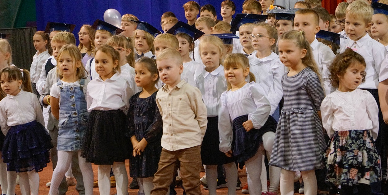 Dzień Edukacji Narodowej w Żółtnicy. Wzruszenia, gratulacje i pasowanie pierwszoklasistów
