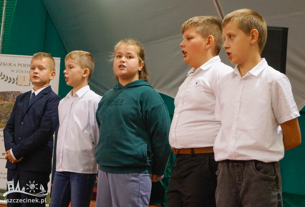Dzień Edukacji Narodowej w Żółtnicy. Wzruszenia, gratulacje i pasowanie pierwszoklasistów
