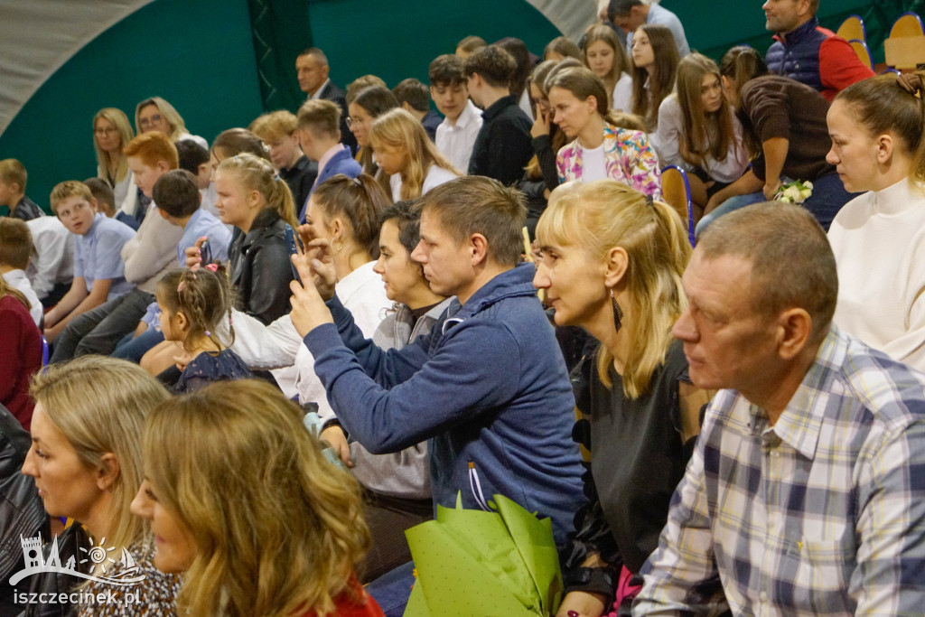 Dzień Edukacji Narodowej w Żółtnicy. Wzruszenia, gratulacje i pasowanie pierwszoklasistów