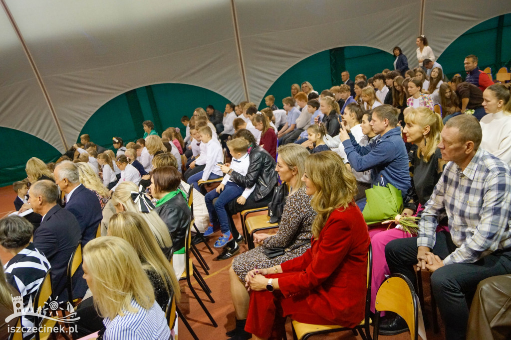 Dzień Edukacji Narodowej w Żółtnicy. Wzruszenia, gratulacje i pasowanie pierwszoklasistów