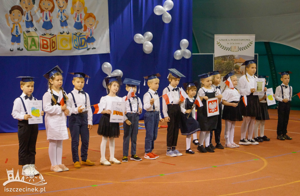 Dzień Edukacji Narodowej w Żółtnicy. Wzruszenia, gratulacje i pasowanie pierwszoklasistów