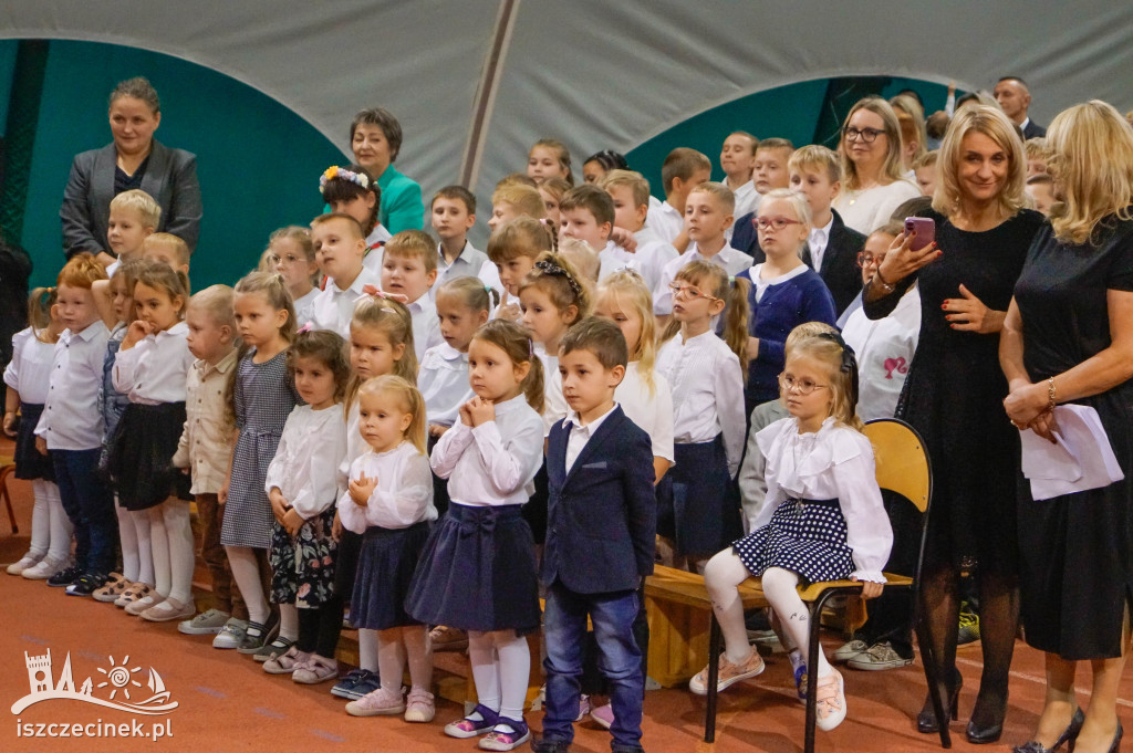 Dzień Edukacji Narodowej w Żółtnicy. Wzruszenia, gratulacje i pasowanie pierwszoklasistów