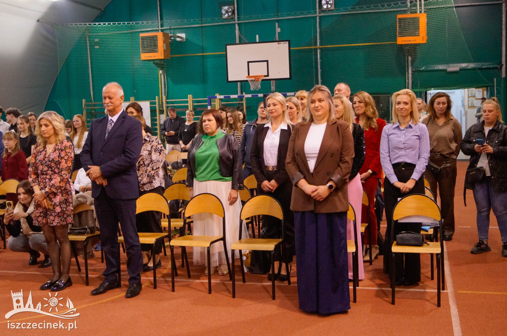 Dzień Edukacji Narodowej w Żółtnicy. Wzruszenia, gratulacje i pasowanie pierwszoklasistów