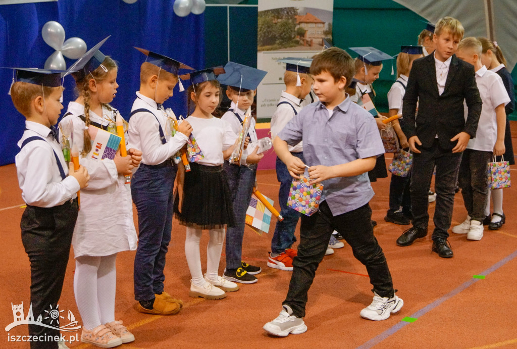 Dzień Edukacji Narodowej w Żółtnicy. Wzruszenia, gratulacje i pasowanie pierwszoklasistów