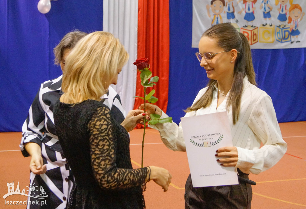 Dzień Edukacji Narodowej w Żółtnicy. Wzruszenia, gratulacje i pasowanie pierwszoklasistów