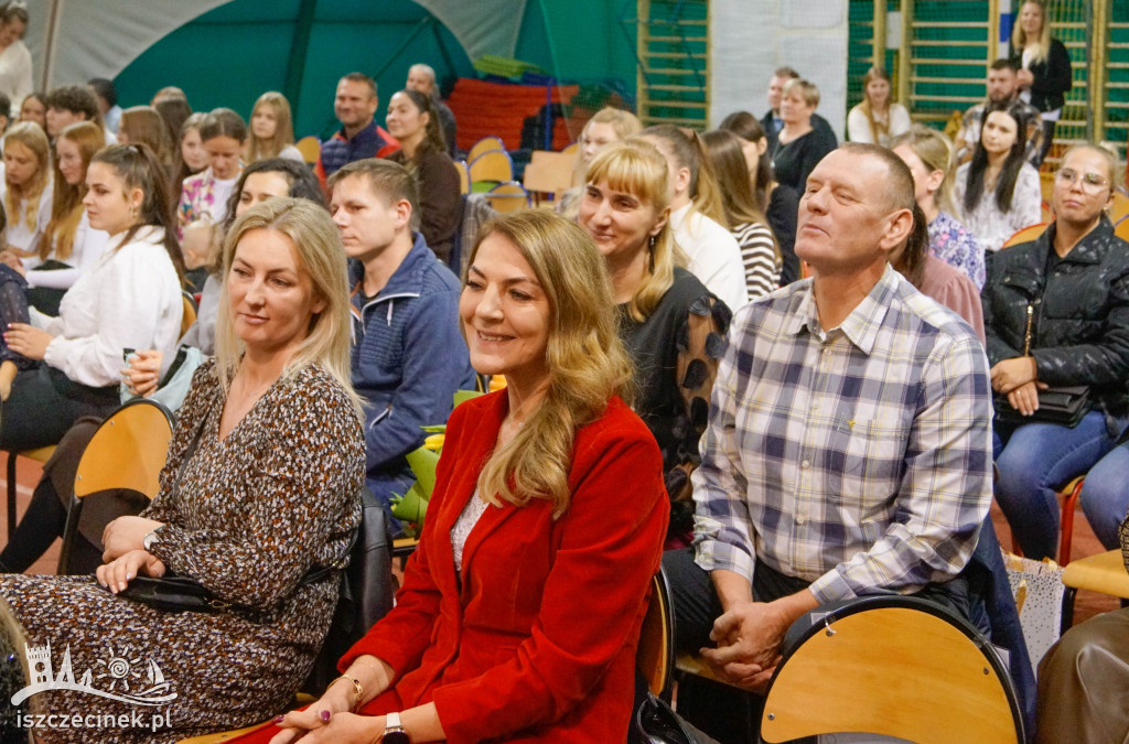 Dzień Edukacji Narodowej w Żółtnicy. Wzruszenia, gratulacje i pasowanie pierwszoklasistów
