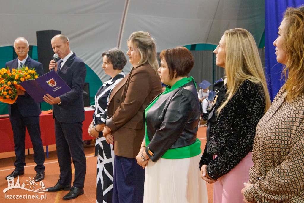 Dzień Edukacji Narodowej w Żółtnicy. Wzruszenia, gratulacje i pasowanie pierwszoklasistów