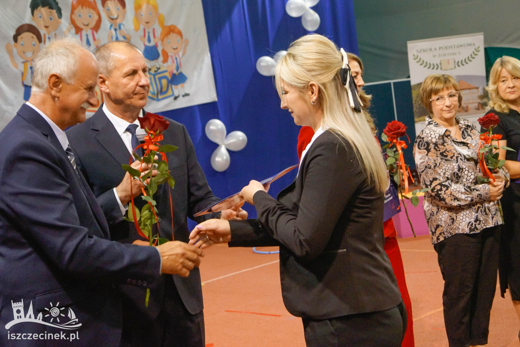 Dzień Edukacji Narodowej w Żółtnicy. Wzruszenia, gratulacje i pasowanie pierwszoklasistów