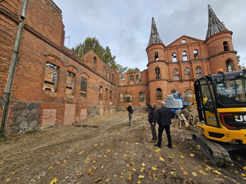 Tak wyglądają ruiny pałacu w Juchowie