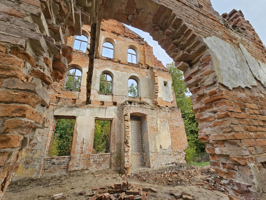 Tak wyglądają ruiny pałacu w Juchowie