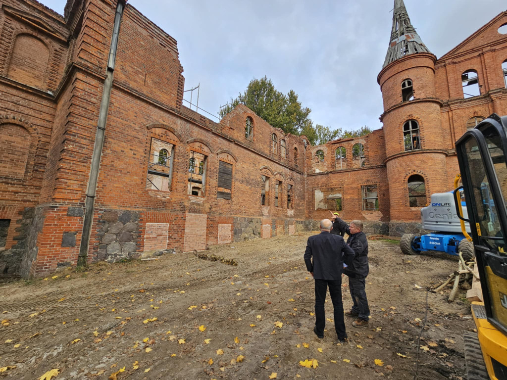 Tak wyglądają ruiny pałacu w Juchowie