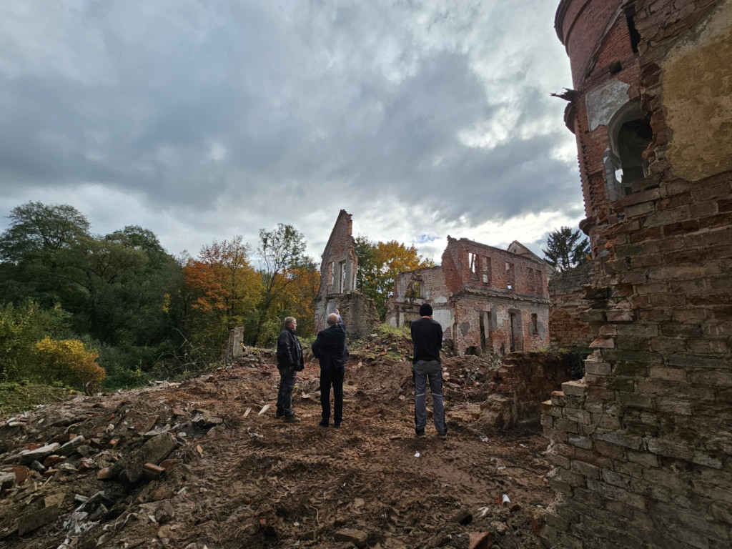 Tak wyglądają ruiny pałacu w Juchowie