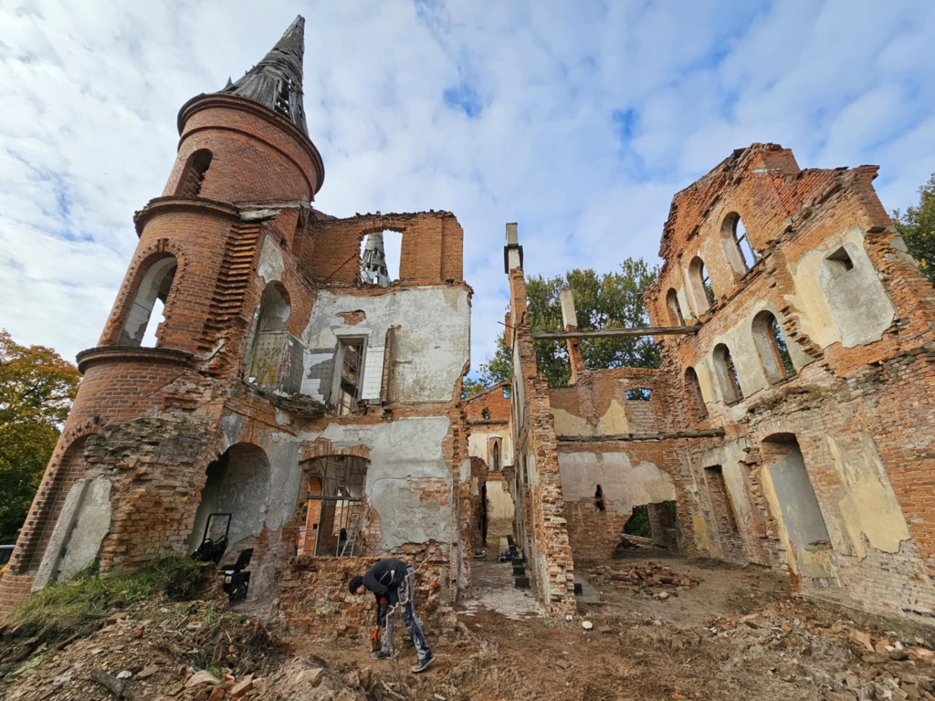 Tak wyglądają ruiny pałacu w Juchowie