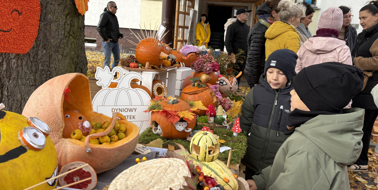 Rodzinny festyn w złoto-pomarańczowych barwach