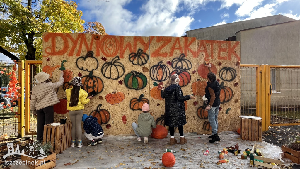 Rodzinny festyn w złoto-pomarańczowych barwach