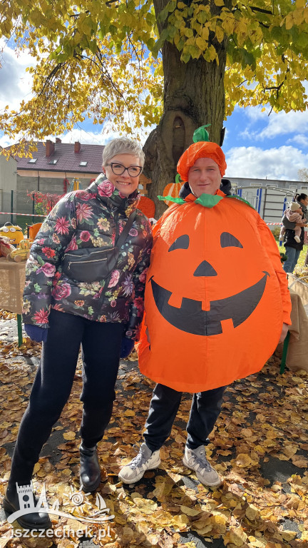 Rodzinny festyn w złoto-pomarańczowych barwach