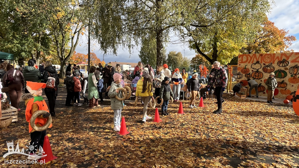 Rodzinny festyn w złoto-pomarańczowych barwach