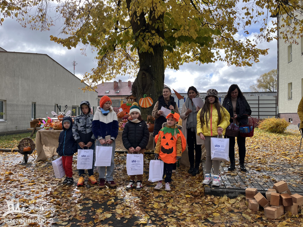 Rodzinny festyn w złoto-pomarańczowych barwach
