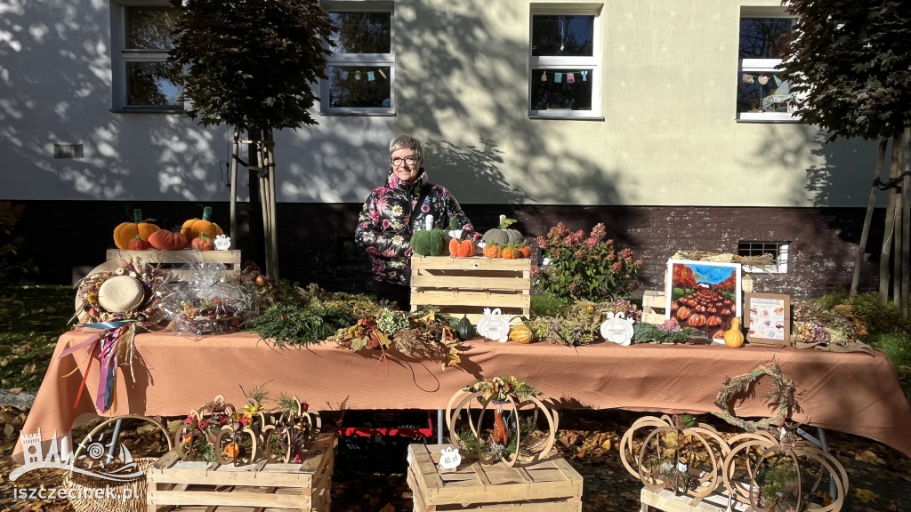Rodzinny festyn w złoto-pomarańczowych barwach