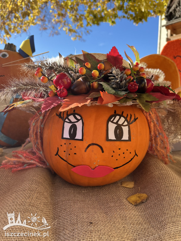 Rodzinny festyn w złoto-pomarańczowych barwach