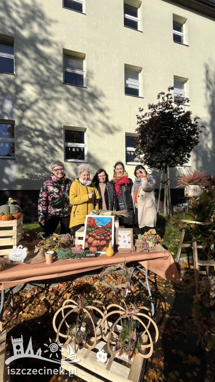 Rodzinny festyn w złoto-pomarańczowych barwach