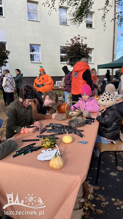 Rodzinny festyn w złoto-pomarańczowych barwach