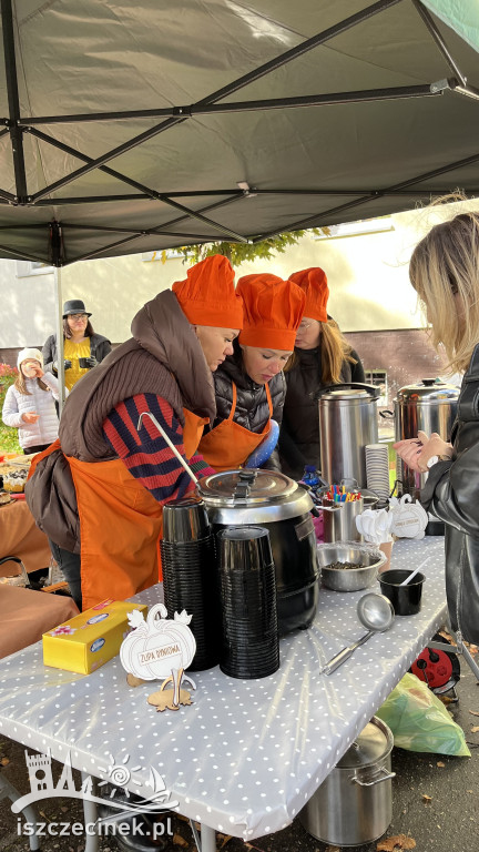 Rodzinny festyn w złoto-pomarańczowych barwach