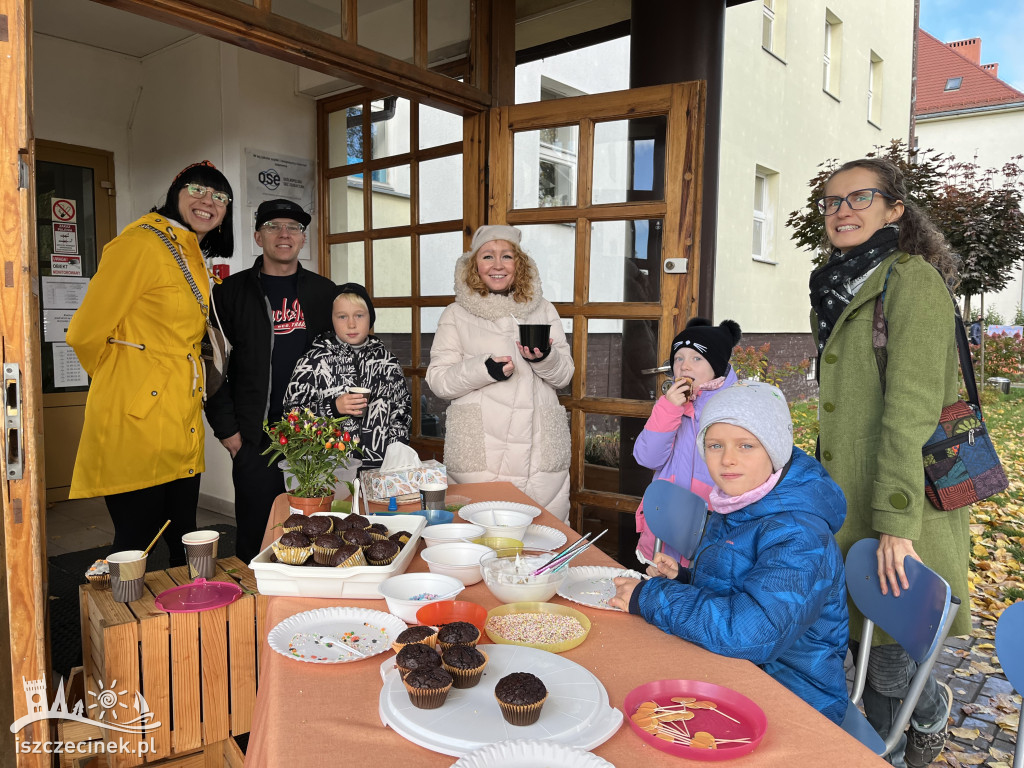 Rodzinny festyn w złoto-pomarańczowych barwach