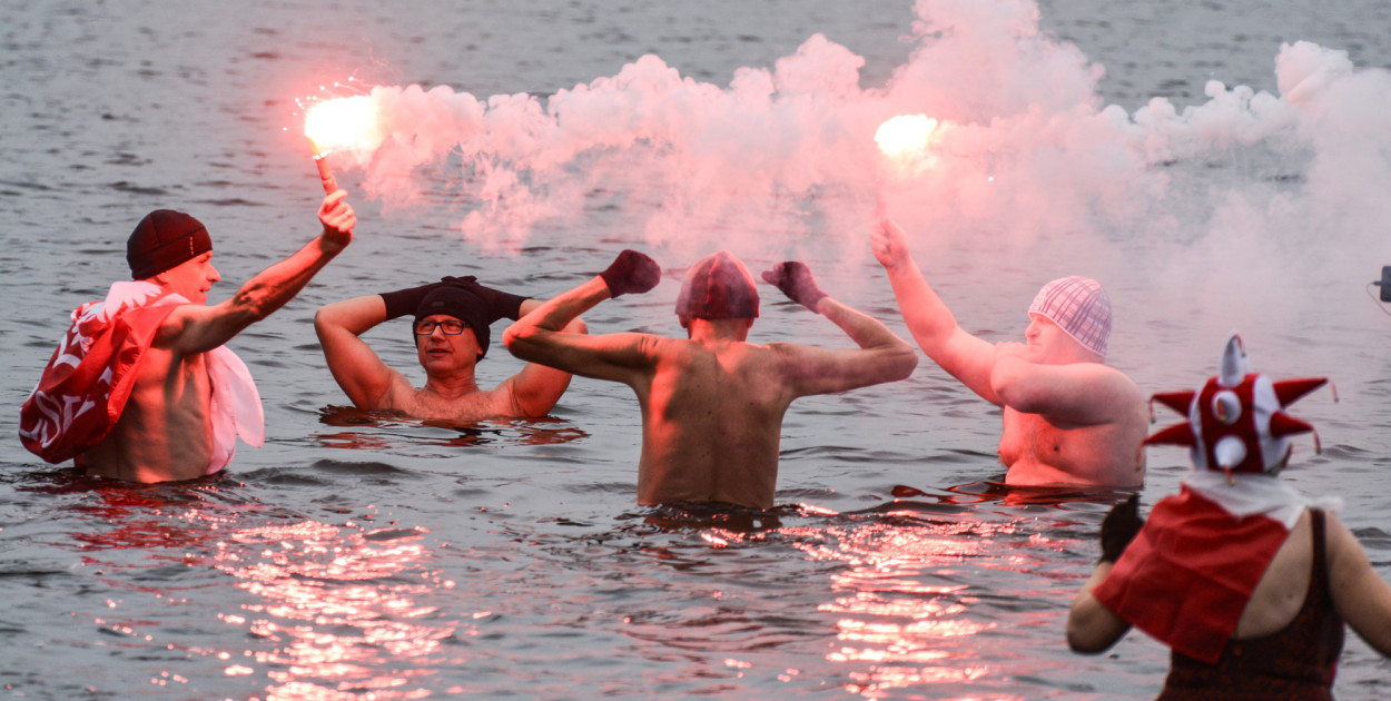 Morsy w biało-czerwonych barwach nad Trzesieckiem