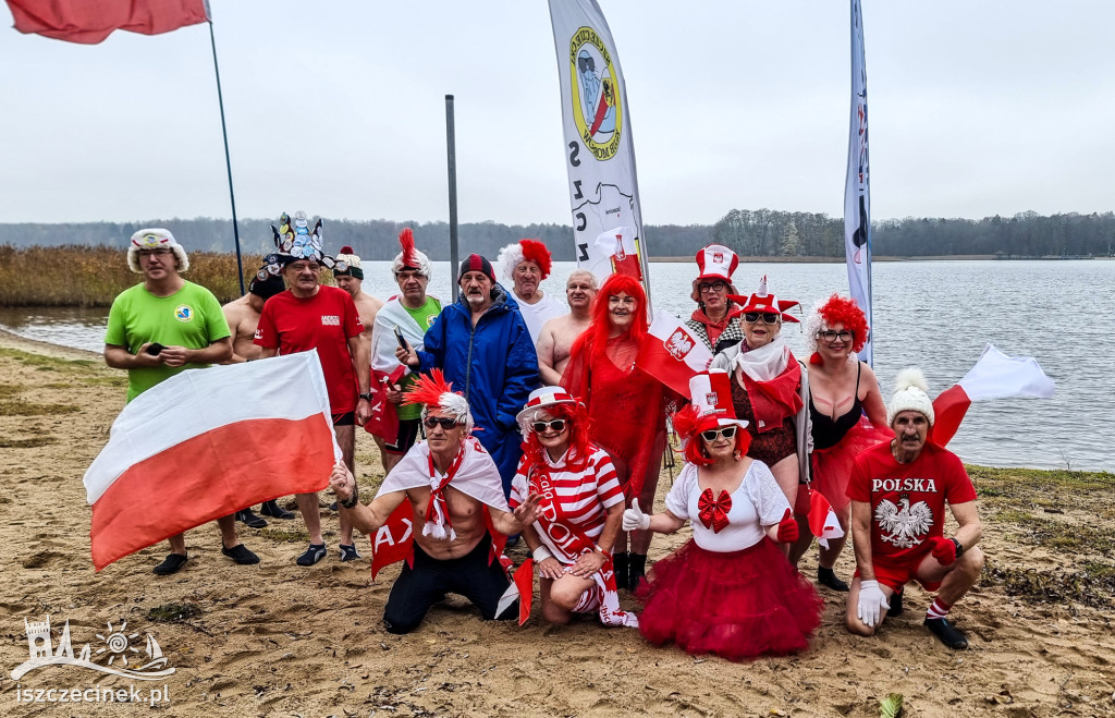 Morsy w biało-czerwonych barwach nad Trzesieckiem