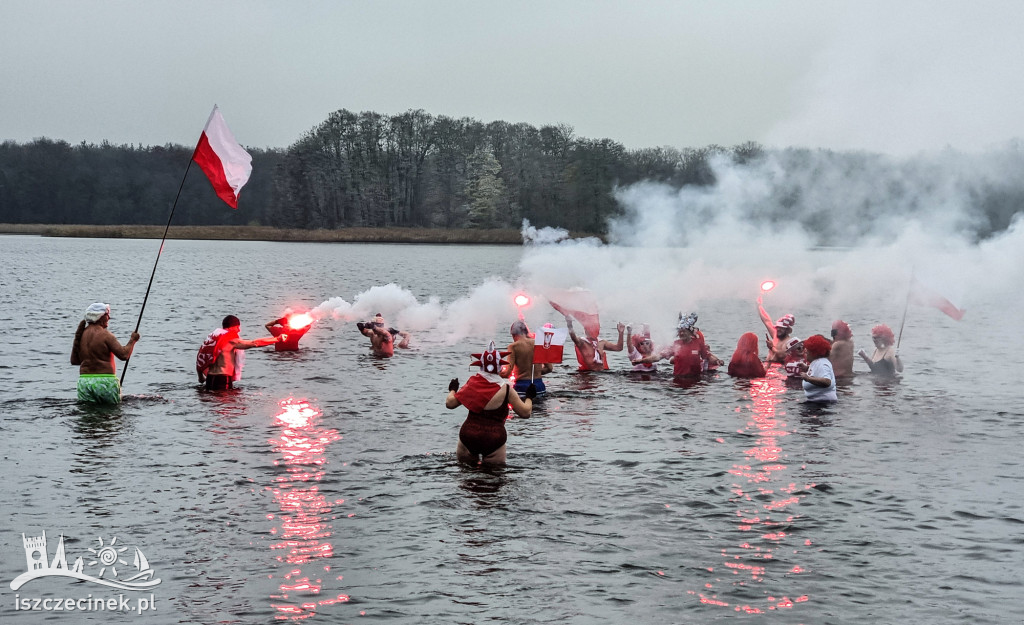 Morsy w biało-czerwonych barwach nad Trzesieckiem