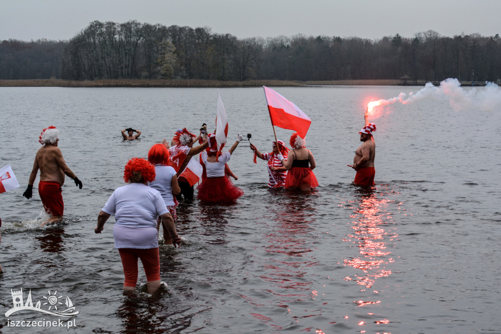 Morsy w biało-czerwonych barwach nad Trzesieckiem