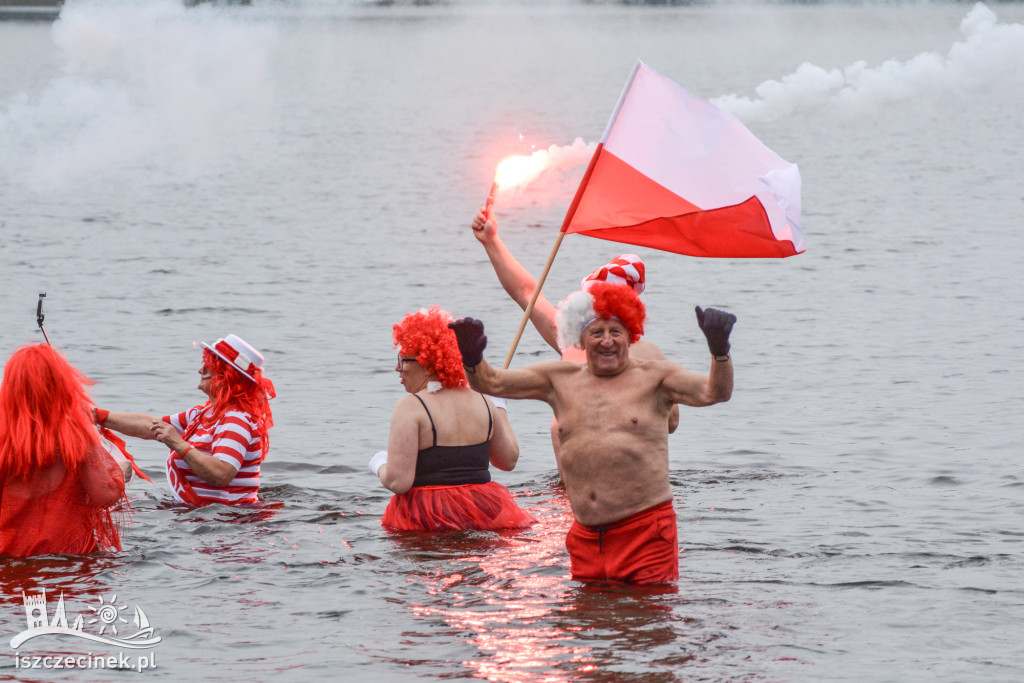Morsy w biało-czerwonych barwach nad Trzesieckiem