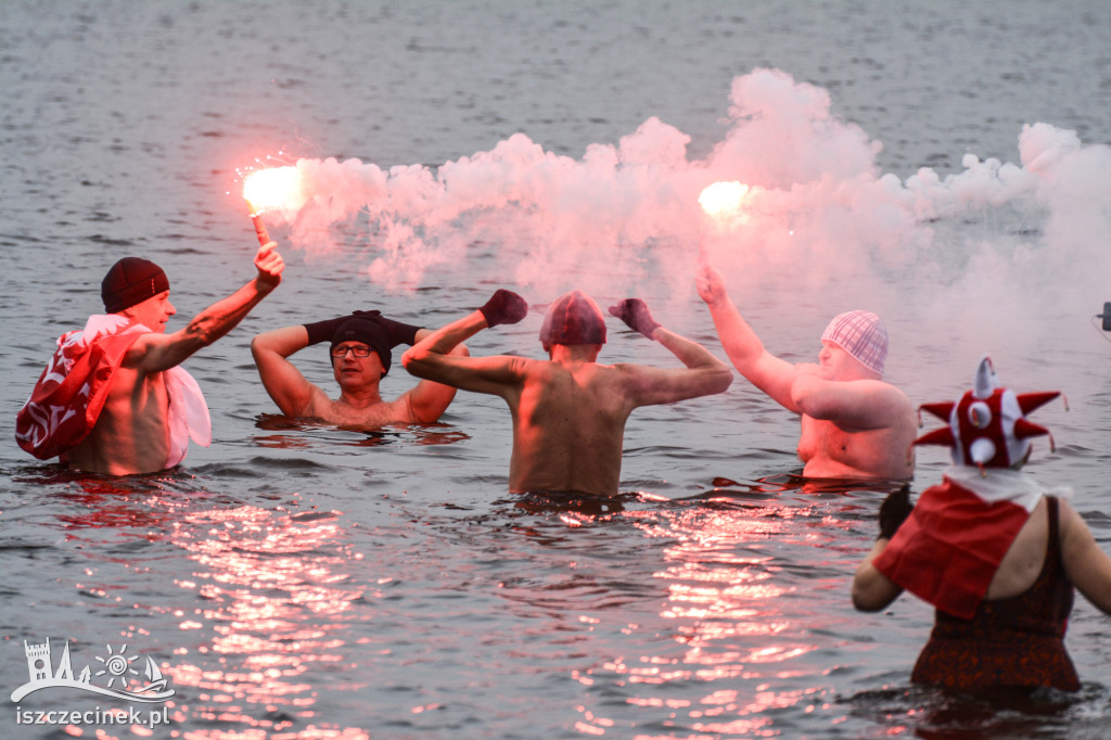 Morsy w biało-czerwonych barwach nad Trzesieckiem