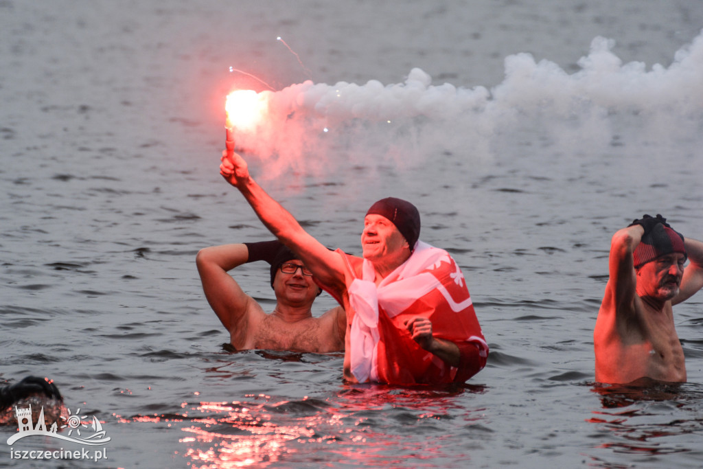 Morsy w biało-czerwonych barwach nad Trzesieckiem