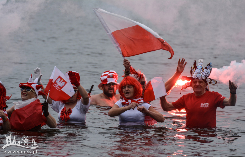 Morsy w biało-czerwonych barwach nad Trzesieckiem