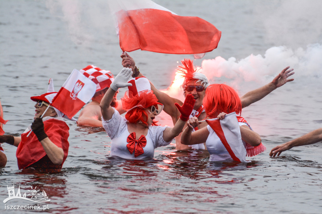 Morsy w biało-czerwonych barwach nad Trzesieckiem