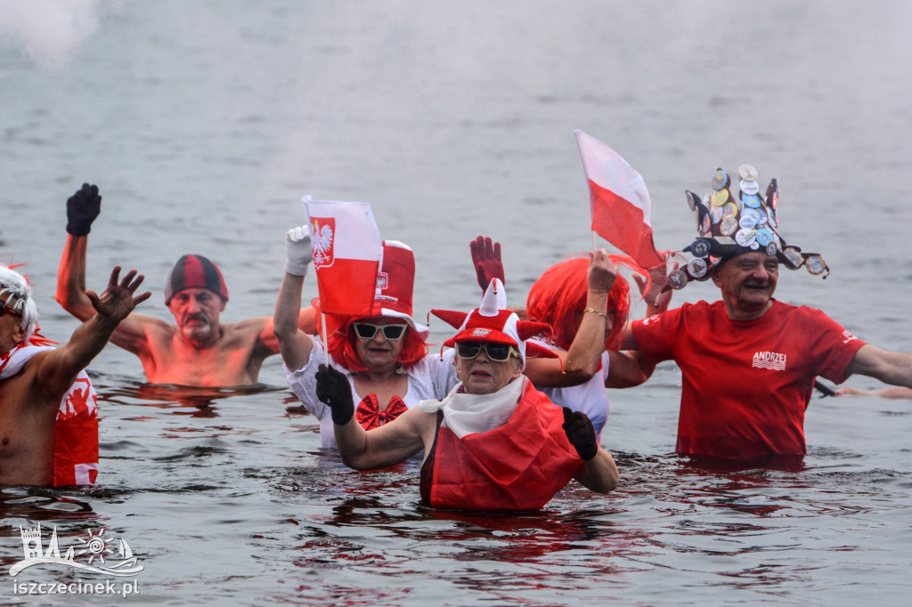 Morsy w biało-czerwonych barwach nad Trzesieckiem
