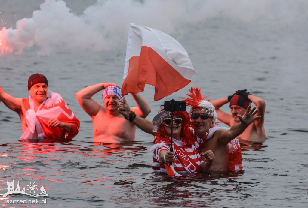 Morsy w biało-czerwonych barwach nad Trzesieckiem