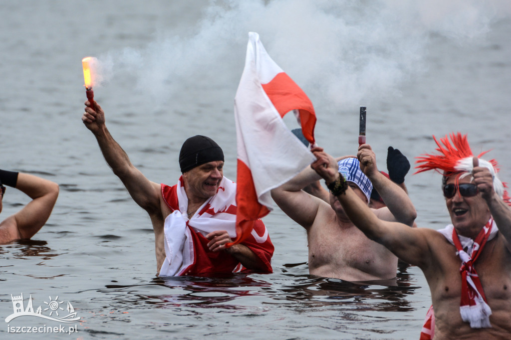 Morsy w biało-czerwonych barwach nad Trzesieckiem